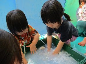 洗濯ごっこ♪（りんご組） ｜ 道後保育園